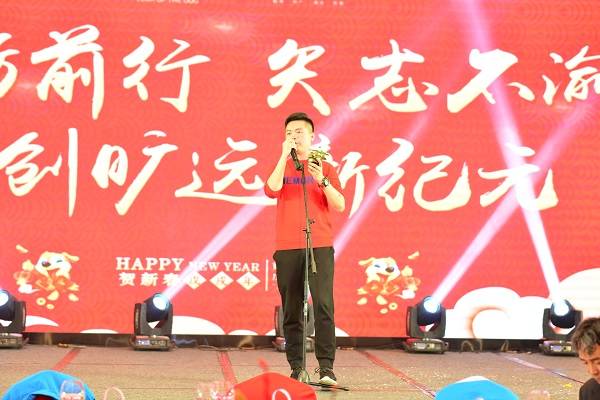 17圖為迎春晚會獨(dú)唱《我們不一樣》.jpg